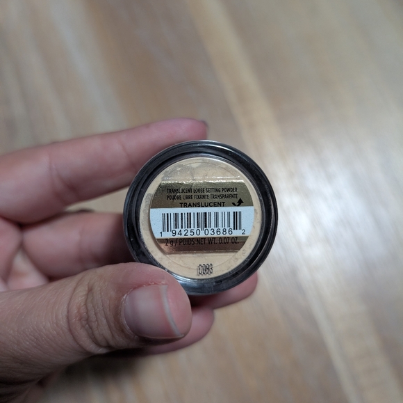 Laura Mercier Translucent Setting Powder - Picture 2 of 3